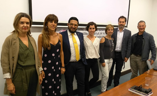 Oñatiko udala grant awardees (centre) with Oñati town hall and IISL members