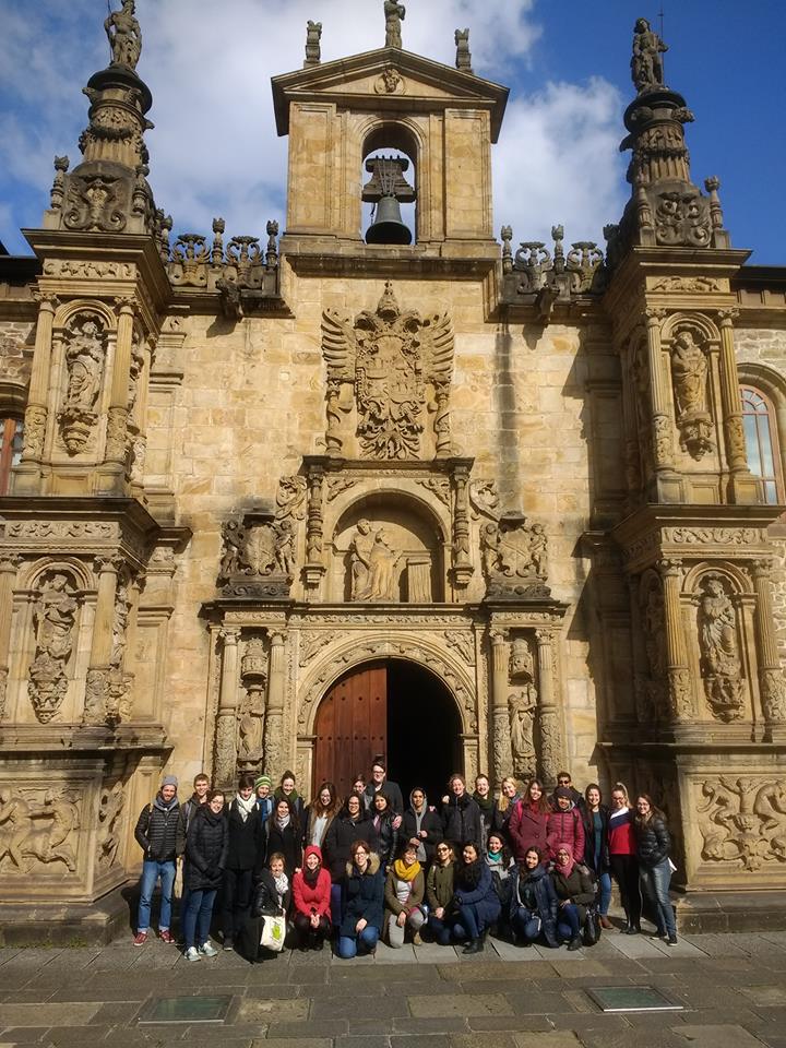 The IISL and Deusto students pose together.