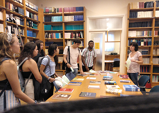 Un momento de la visita a la biblioteca.