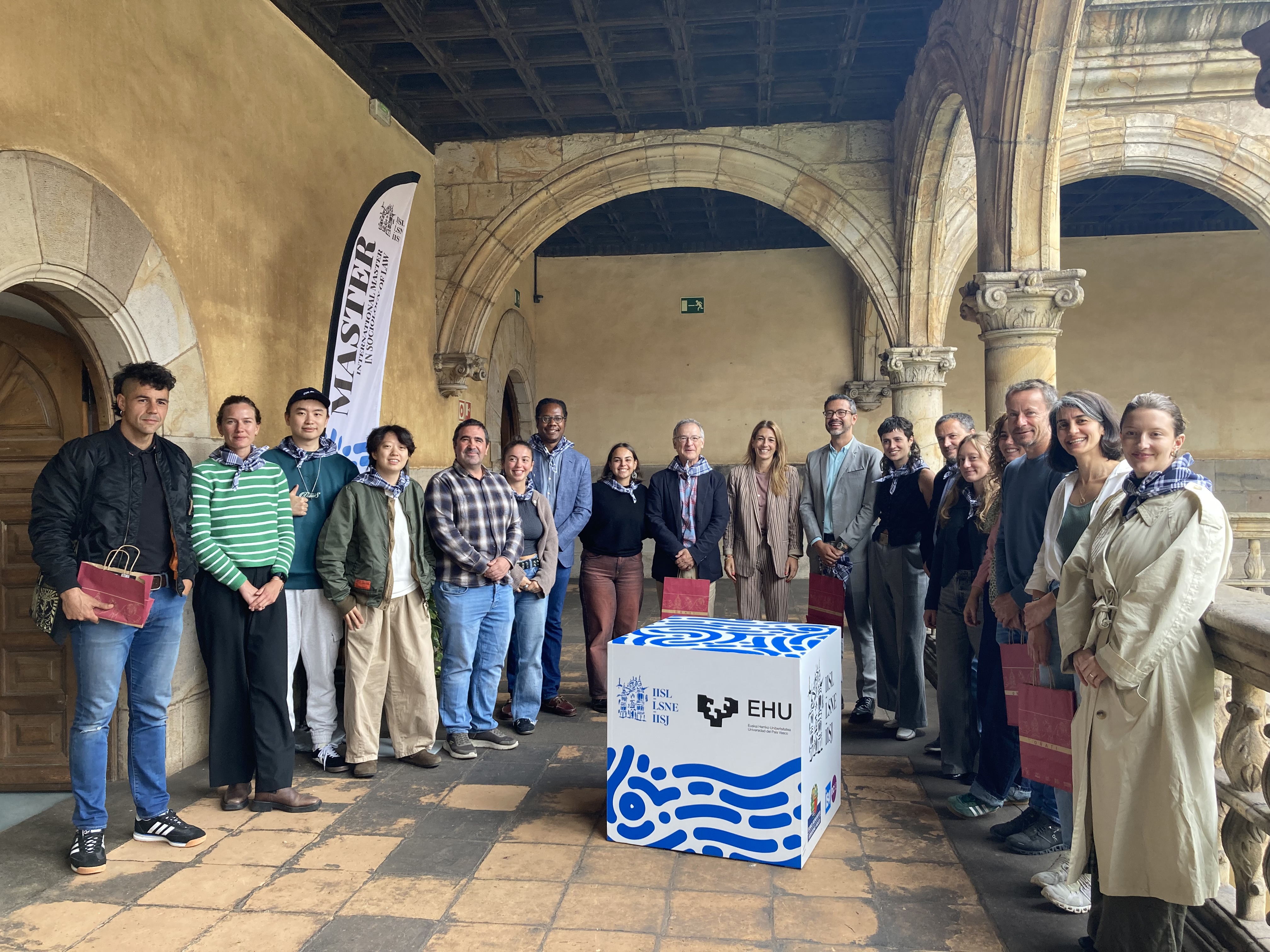 The 2025/26 cohort and current IISL visiting scholars, with EHU, IISL and Town Hall representatives.