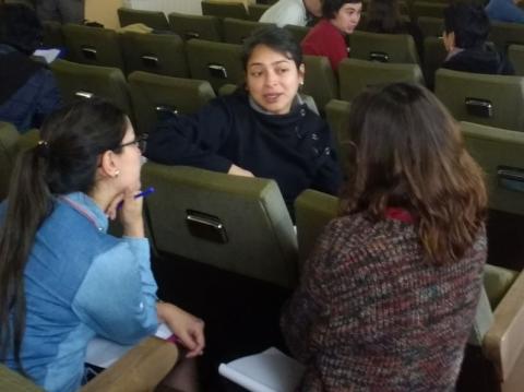 Tres participantes del seminario sobre realización de entrevistas.