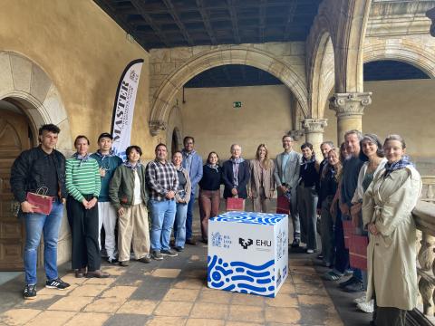 The 2025/26 cohort and current IISL visiting scholars, with EHU, IISL and Town Hall representatives.